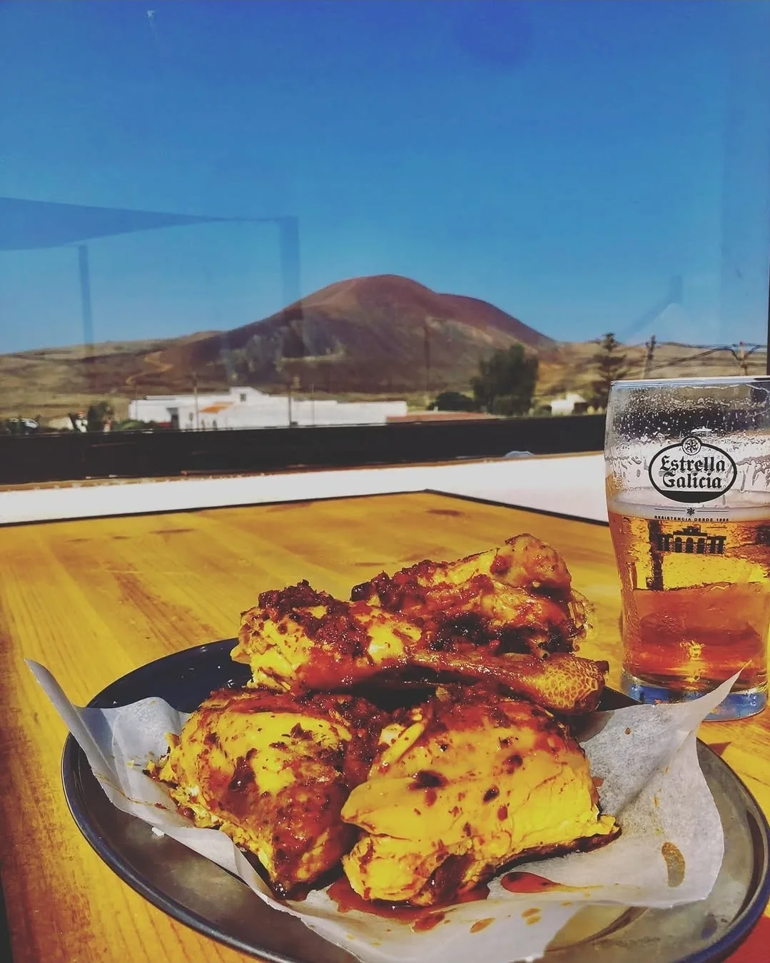 Kikere — pollos al carbón a pie de MAAR House Lajares